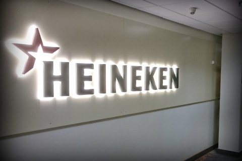 Буквы "Heineken" из ПВХ с подсветкой
