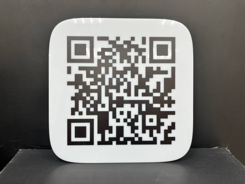 QR-код табличка из акрила с печатью